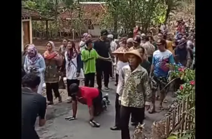 Penuhi nazar, Ngatimin lakukan aksi ini di aspal baru dan menjadi tontonan warga sekitar.