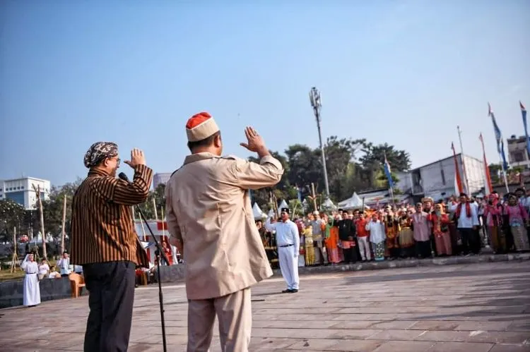 Anies Baswedan melaksanakan upacara HUT RI ke 78 di Waduk Lebak Bulus, Jakarta Selatan, bersama ratusan warga.
