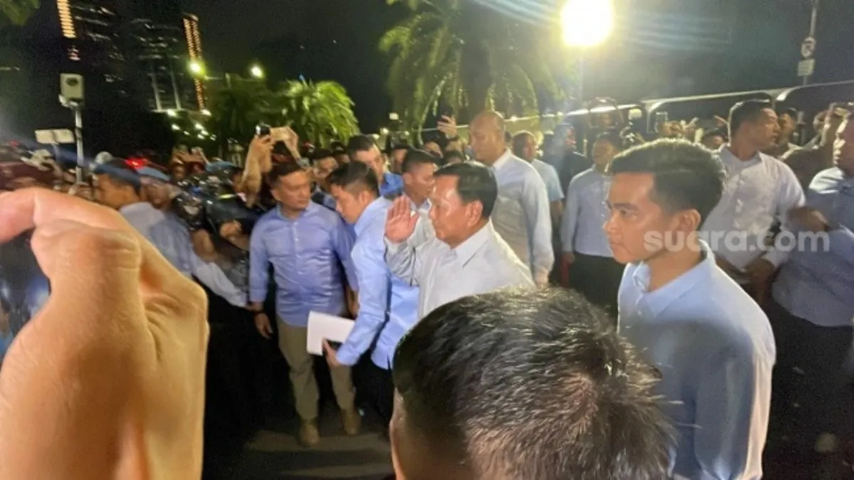 Gibran Rakabuming Raka terlihat membawa secarik kertas beserta sebuah pulpen di lokasi debat Pilpres 2024.
