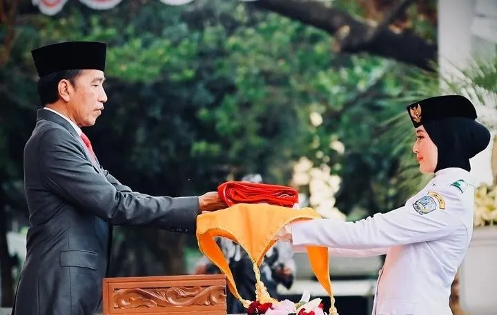 Potret Ayumi Putri Sasaki sosok pemabawa Teks Proklamasi saat kirab HUT RI ke-78