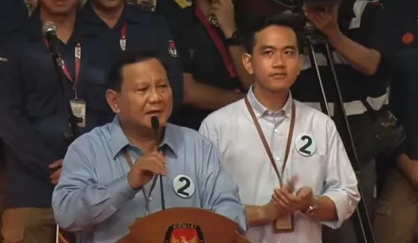Dalam pantunnya, Prabowo Subianto meminta Muhaimin Iskandar atau Cak Imin untuk tidak melupakannya sebagai kawan lama.