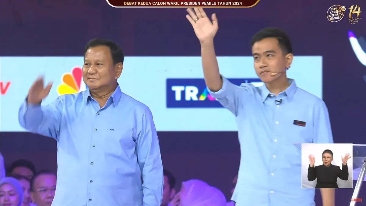 Prabowo Subianto dan Gibran Rakabuming Raka mengenakan kemeja bernuansa biru dengan kompak.
