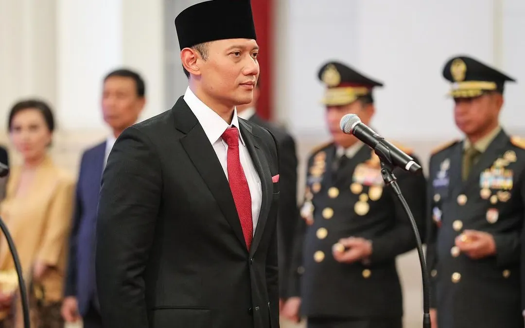 Rocky Gerung membahas tentang AHY yang baru saja dilantik jadi Menteri ATR/Kepala BPN bersama Hersubeno Arief di podcast terbarunya.