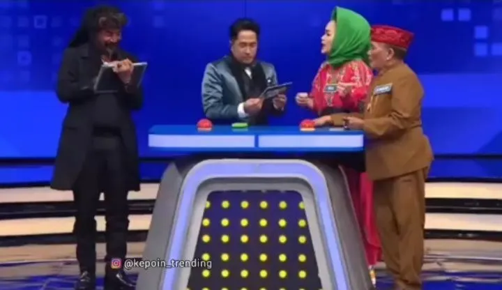 Haji Bolot vs Limbad membuat orang tertawa terpingkal-pingkal sekaligus membuat host acara Family 100 menjadi pusing.