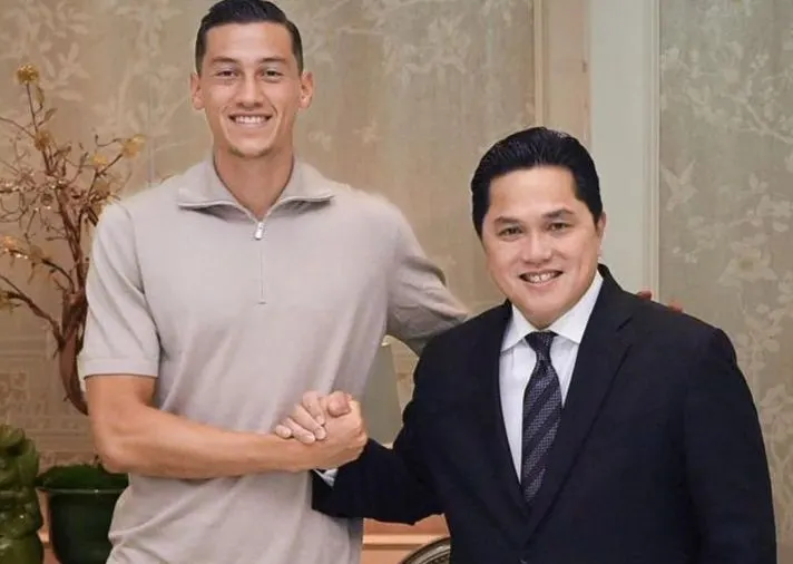 Saat ini dirinya sedang bergabung dan berkarier dengan Venezia. Dikabarkan kontrak Jay Idzes akan berakhir hingga 2027 nanti.
