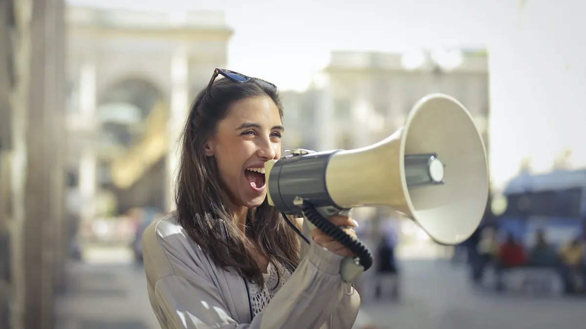 Salah satu tanda kamu introvert akan tetapi memiliki bakat public speaking adalah suka berbicara sendiri, loh! 