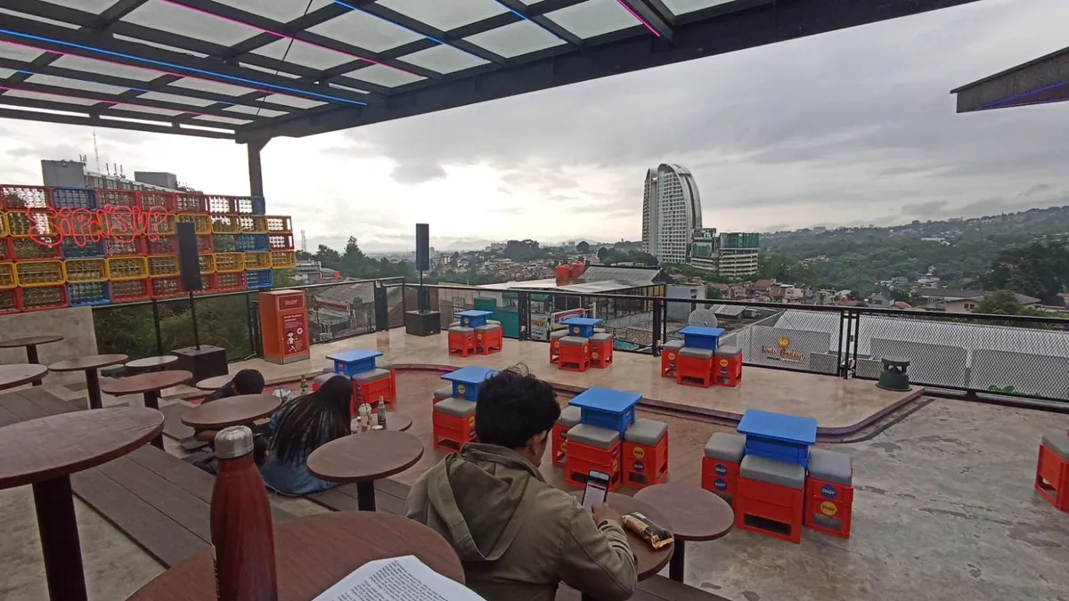 Santapan mie ala Korea tersebut akan semakin nikmat karena pengunjung akan melihat langsung pemandangan alam indah Bandung.