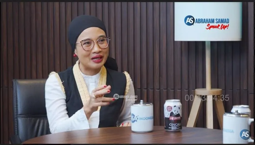 Penulis dan aktivis lingkungan Okky Madasari komentari gimmick Gibran di dewat cawapres kedua