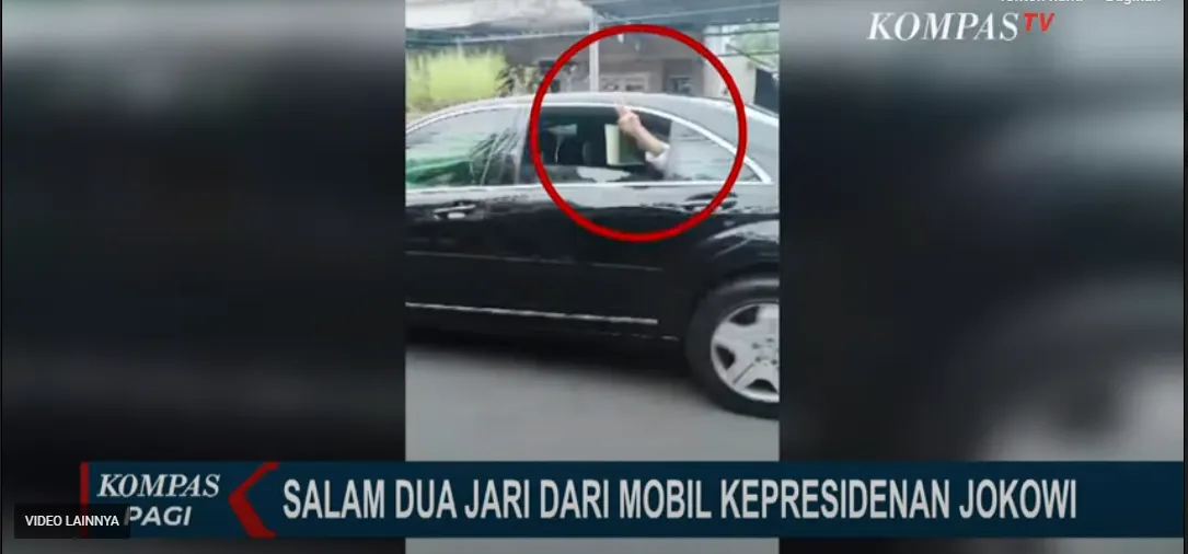 Salam Dua Jari Mencuat dari Dalam Mobil Presiden
