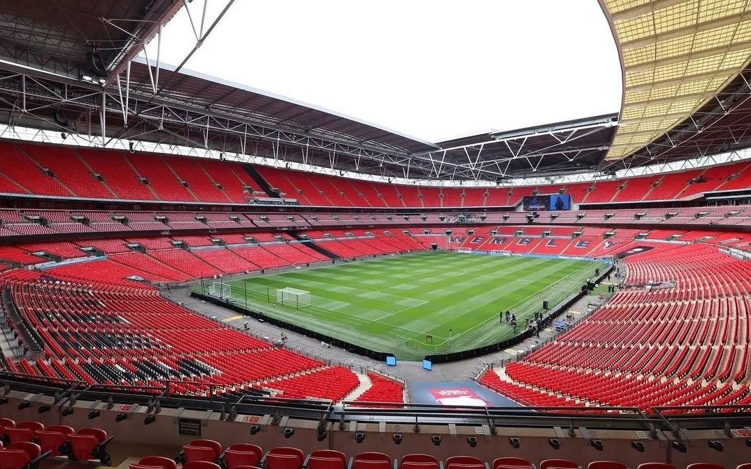 Stadion Wembley Inggris. Berikut adalah deretan stadion terbesar di dunia yang menjadi rumah bagi ribuan penonton dan aksi-aksi yang luar biasa yang di tampilkan.