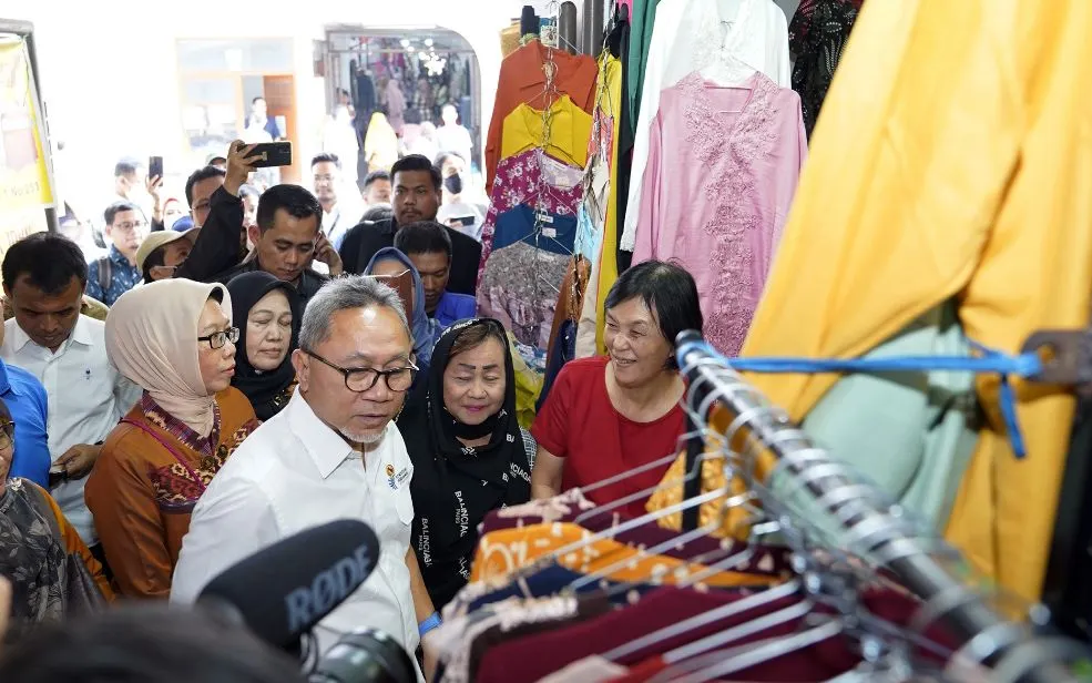 Menteri Perdagangan Zulkifli Hasan (Mendag Zulhas) merespon permintaan para pedagang di pasar Tanah Abang untuk menutup platform perdagangan online.