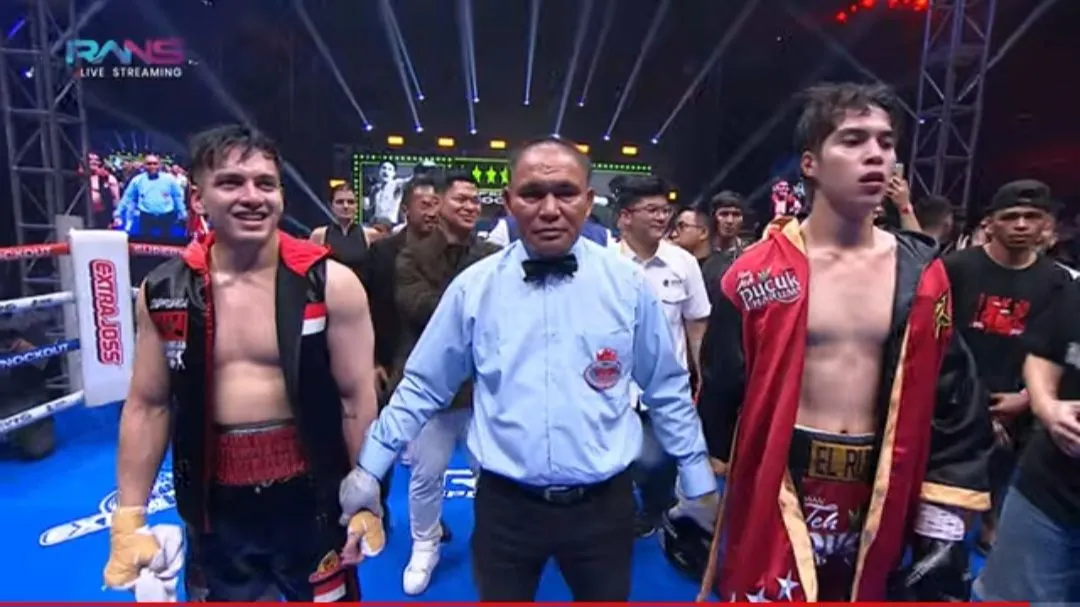 Ahmad Jalaluddin Rumi, atau lebih dikenal sebagai El Rumi, menang angka atas Jefri Nichol dalam pertandingan tinju Superstar Knockout, di Mahaka Square Kelapa Gading, Jakarta, Jumat 17 November 2023.