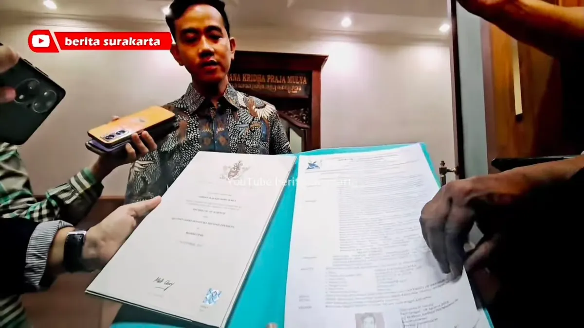 Dituding Pakai Ijazah Palsu oleh Dokter Tifa dan Roy Suryo, Gibran Bawa Ijazah S1 ke Hadapan Media