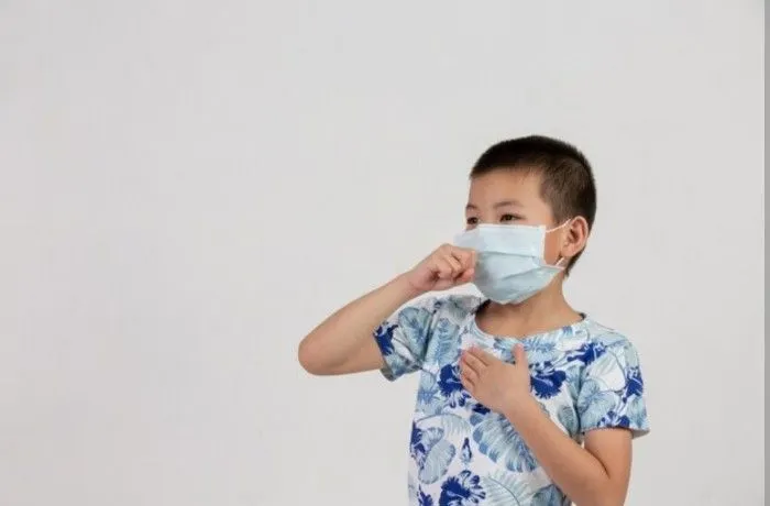 Sedikitnya ada 4 faktor yang dapat meningkatkan risiko seseorang terinfeksi Pneumonia yang disebabkan oleh bakteri Mycoplasma pneumoniae.