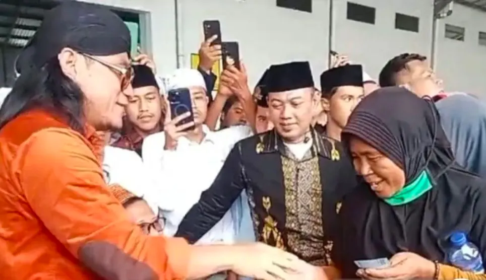 Baru-baru ini viral sebuah video yang menunjukkan bahwa Gus Miftah membagi-bagikan uang saat hadir dalam acara di Pamekasan, Madura.