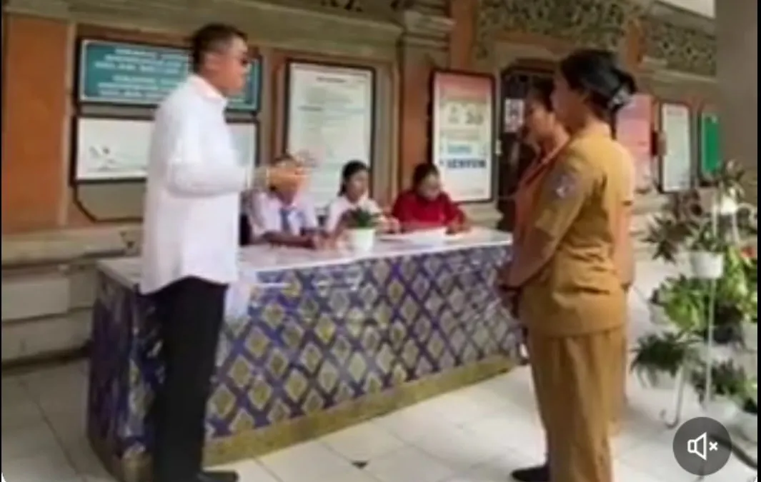 Viral siswa SMK 5 Denpasar dihukum menulis 1,5 jam karena terlambat 3 menit saat datang ke sekolah.