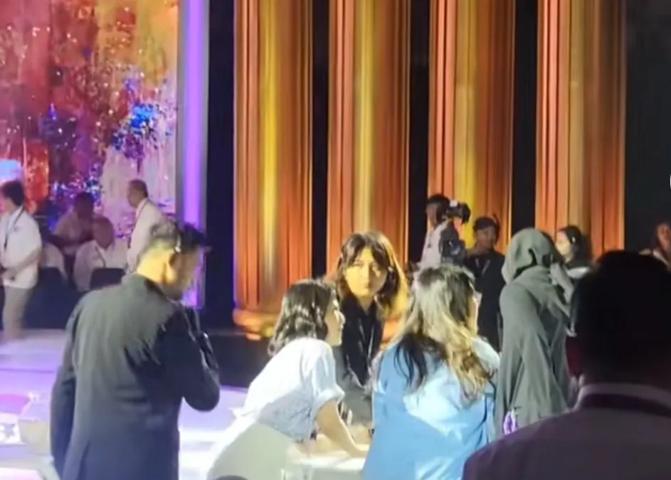 Grace Natalie dan Isyana Bagoes Oka Aktivis PSI Datangi Meja Moderator Debat Capres 2024
