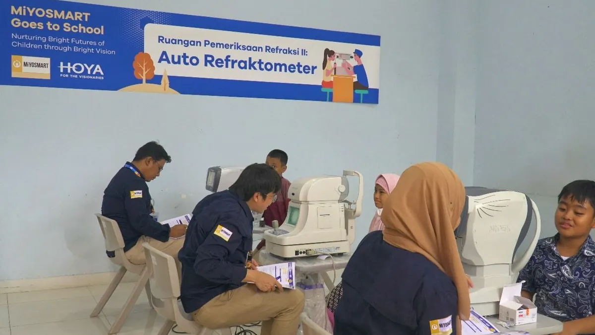 Sebanyak lebih dari 300 peserta didik di sekolah, dari 20 kelas jenjang SD hingga SMP, mendapatkan pemeriksaan mata secara gratis.