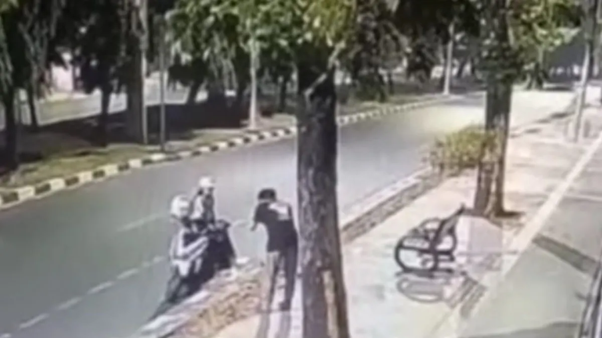 Sebelum terjadi tabrak lari maut terlihat sepasang muda-mudi yang tengah menepikan sepeda motornya di tepi kiri jalan di samping pedestrian.