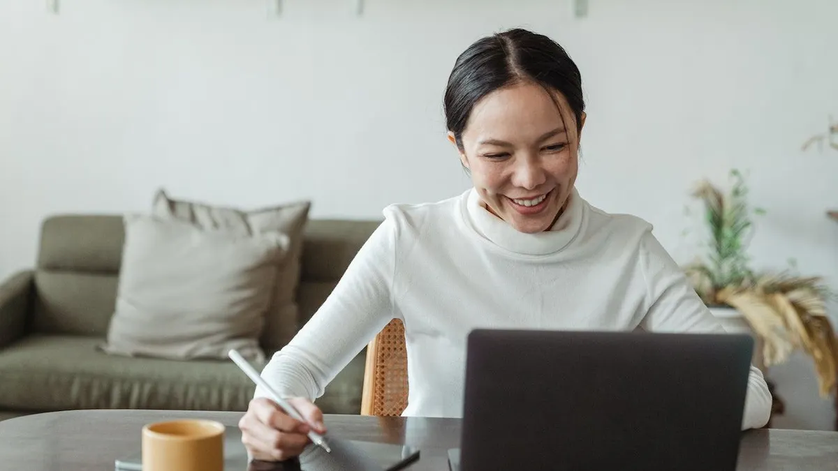 Self branding itu mirip seperti bikin citra positif tentang diri kamu sendiri di mata orang lain. Kamu bisa membangunnya sebagai mahasiswa.