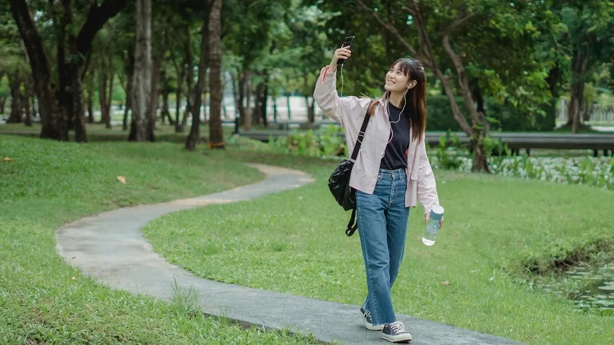 Smiling depression atau depresi tersenyum, adalah saat seseorang pura-pura bahagia dan memilih untuk menyembunyikannya.