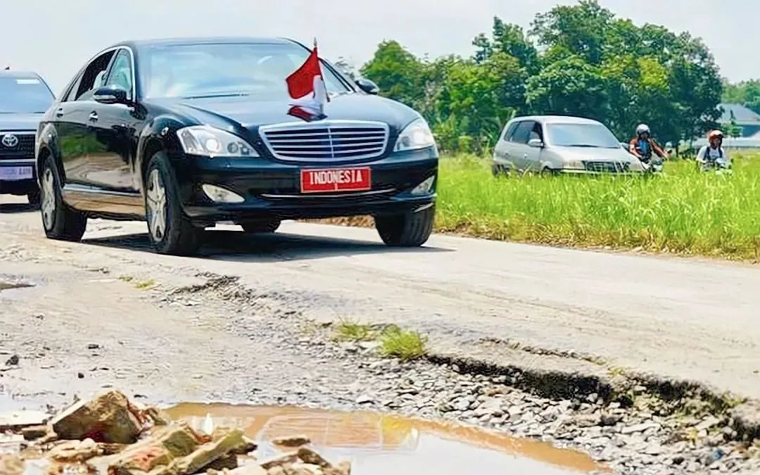 Presiden Jokowi ke Lampung lewati jalan rusak.