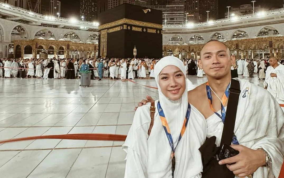 Bunga Citra Lestari (BCL) dan Tiko Aryawardhana turut merayakan Tahun Baru 2024 dengan pergi umrah ke Tanah Suci.