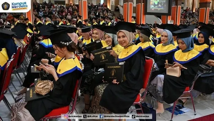 Ekspresi mahasiswa UB saat wisuda (@univ.brawijaya)