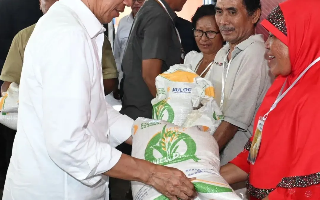 Presiden Jokowi menyerahkan bantuan
