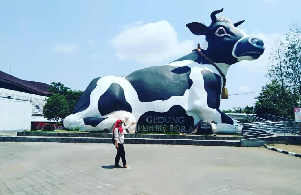Patung Lembu Sora yang merupakan patung sapi ndekem, telah menjadi salah satu ikon yang menarik di Kota Boyolali, Jawa Tengah.