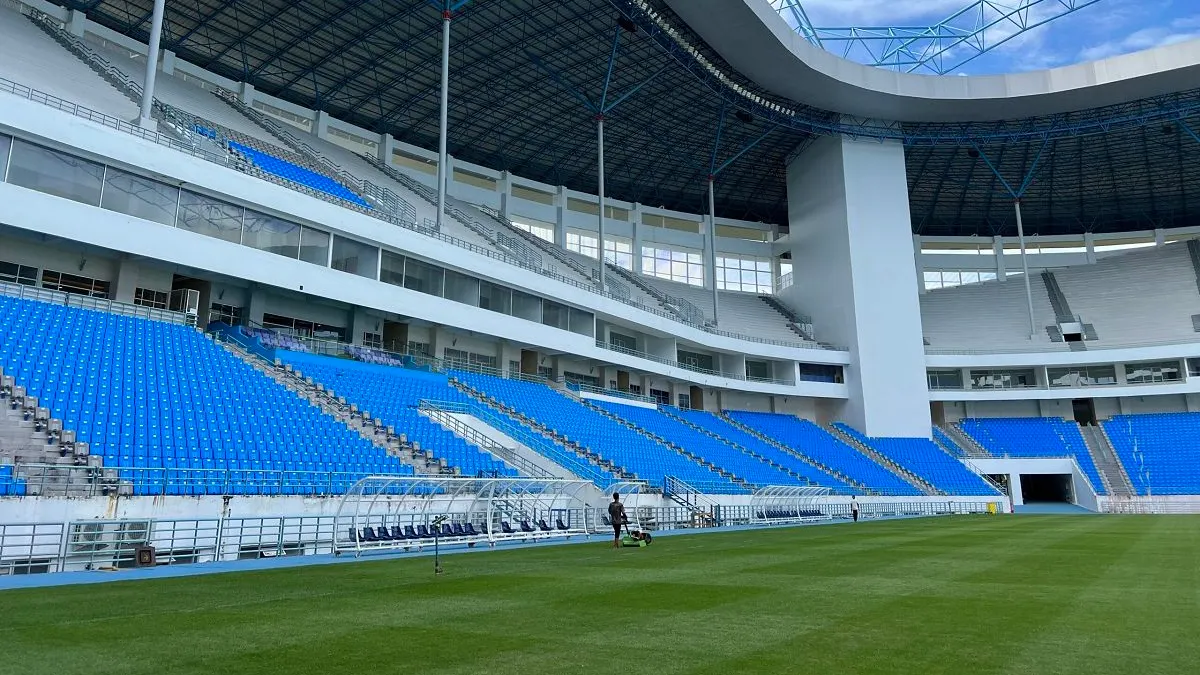 Stadion Batakan. Adapun berikut daftar 3 stadion yang megah dan mewah di luar Pulau Jawa yang dapat dijadikan venue Timnas Indonesia.