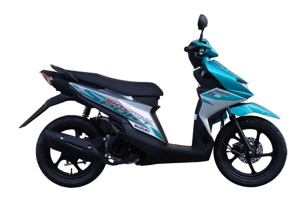 Suzuki Skydrive 115 memiliki desain yang mirip dengan Suzuki Nex 2 di Indonesia, tetapi dengan sentuhan striping dan pilihan warna menarik.
