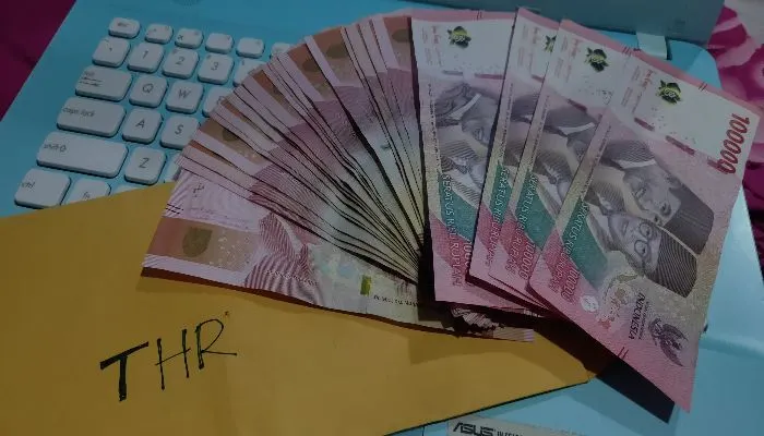 Dikutip dari laman menpanrb, THR dan gaji ke-13 bagi ASN diberikan sebagai bentuk apresiasi kepada seluruh aparatur negara.