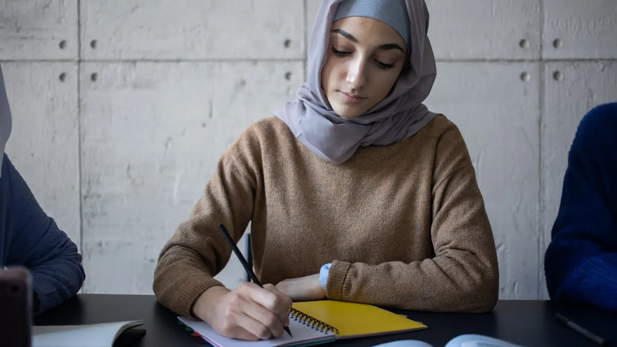 Ternyata kebanyakan jurusan yang cocok untuk seorang introvert adalah jurusan yang tidak banyak melibatkan orang lain di dalamnya.