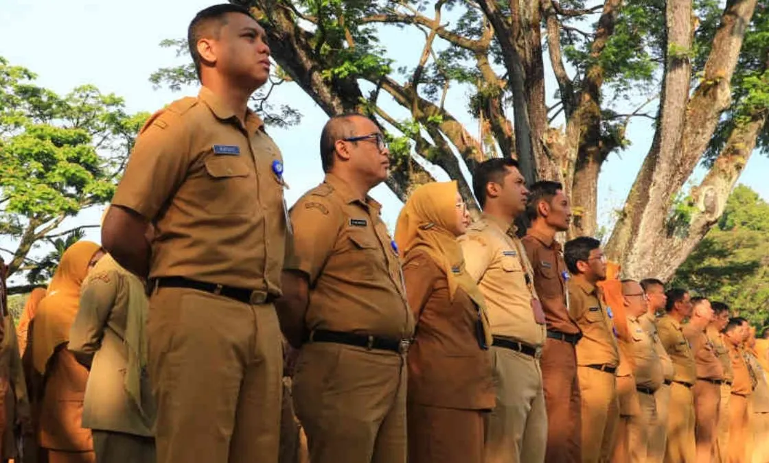 Presiden Joko Widodo, pada Rabu, 6 Agustus 2023, mengumumkan ASN, termasuk PNS, TNI dan Polri akan mendapatkan kenaikan gaji sebesar 8%.