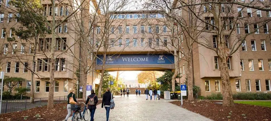 The University of Melbourne | Sebagai rekomendasi pilihan bagi calon mahasiswa baru, berikut ini adalah daftar kampus di luar negeri yang daftarnya tidak merepotkan.