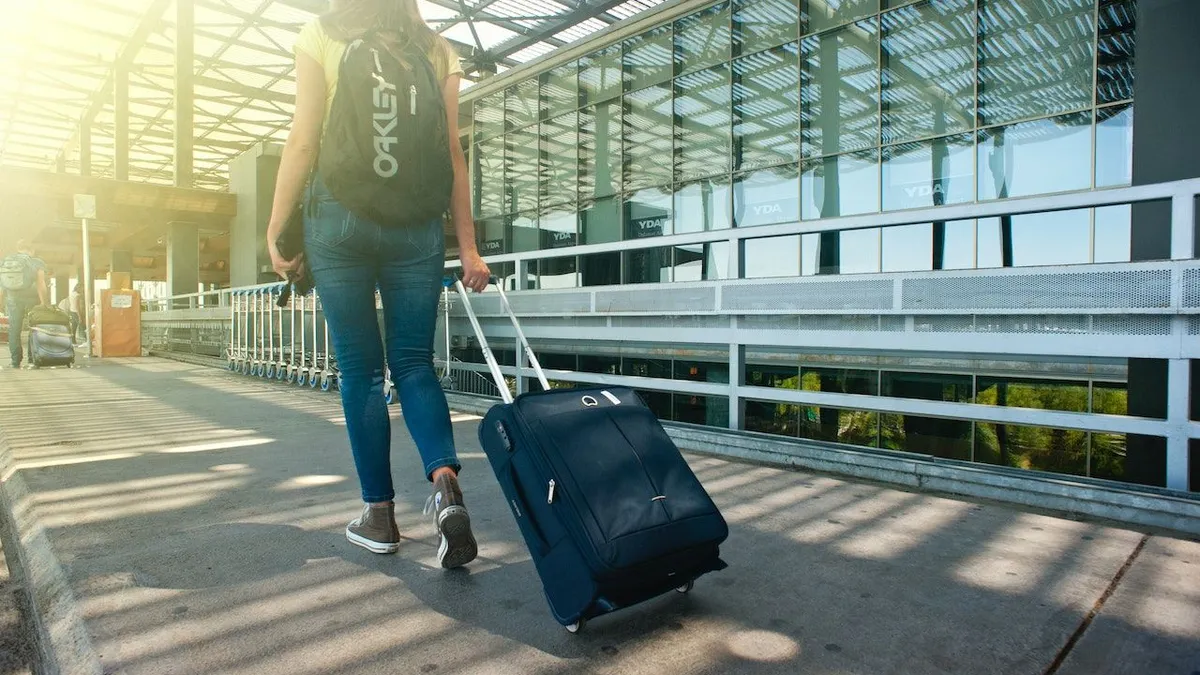 Tapi apakah kamu tahu kalau kamu gak harus rebutan buat dapat tiket pesawat dengan harga yang murah? Yuk, intip cara mudahnya.