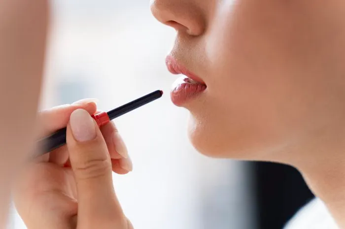Ilustrasi karakter seorang wanita dilihat dari warna lipstik.
