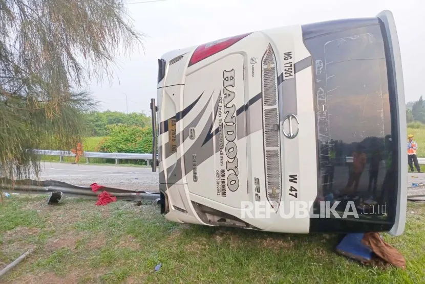 Ada sebanyak 12 orang penumpang yang tewas akibat kecelakaan maut Bus PO Handoyo yang terjadi di ruas Jalan Tol Cipali, KM 72 Exit Tol Cikampek, Purwakarta, Jawa Barat, Jumat, 15 Desember 2023.