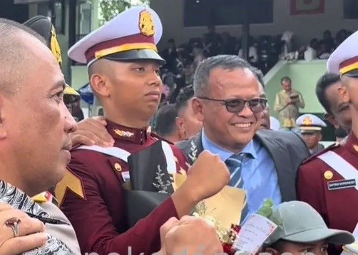 Terlihat Edhy Prabowo menggunakan jas berwarna abu memberikan ucapan selamat sembari merangkul Tribrata Putra Sambo.