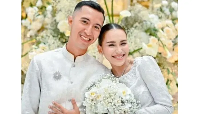 Ayu Ting Ting dan Lettu Muhammad Fardhana bertunangan