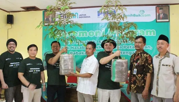 PNM meningkatkan ekonomi masyarakat dengan menanam 1000 bibit durian di Banyumas.