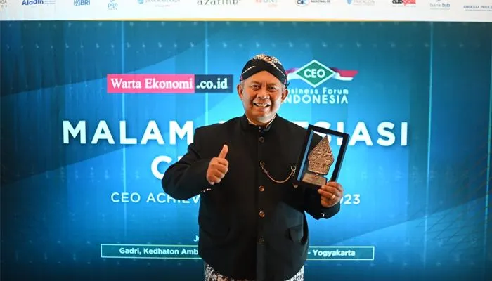 Dirut bank bjb Yuddy Renaldi Raih Penghargaan Best Performance CEO 2023, diwakili oleh Senior Executive Vice President Bisnis bank bjb Beny Riswandi.