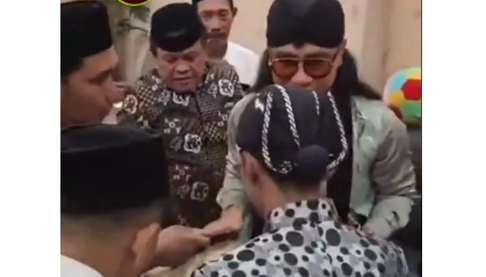 Tim Nasional Pemenangan Anies Baswedan-Muhaimin iskandar atau yang dikenal dengan AMIN mencurigai motif dibalik aksi Gus Miftah tersebut.