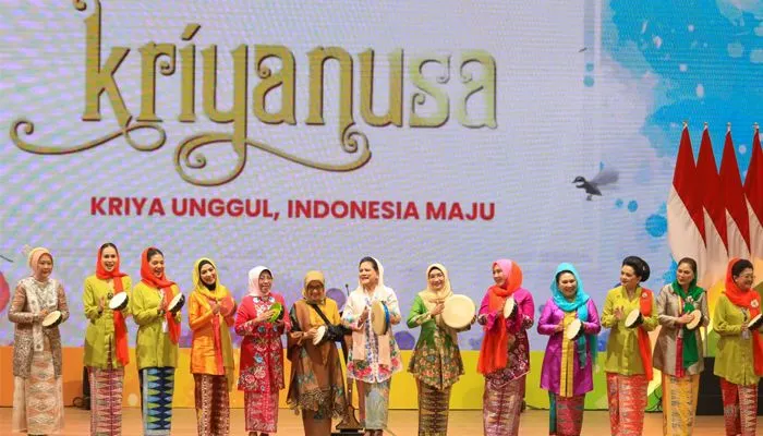Iriana Jokowi (baju putih) menghadiri Pameran Kriyanusa 2023 dengan tema “Kriya Unggul, Indonesia Maju” pada 13 – 17 September 2023 di Jakarta Convention Center (JCC).