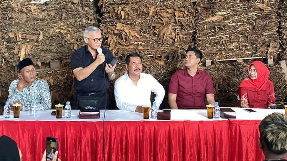 Politikus PDIP Aria Bima (baju hitam)