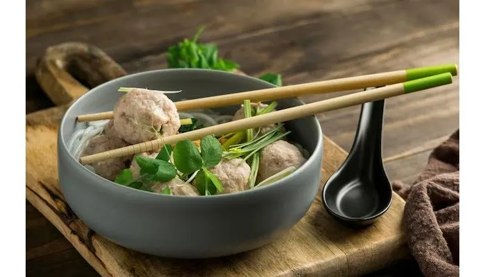 Ilustrasi menebak kepribadian seseorang dari cara menyantap bakso.