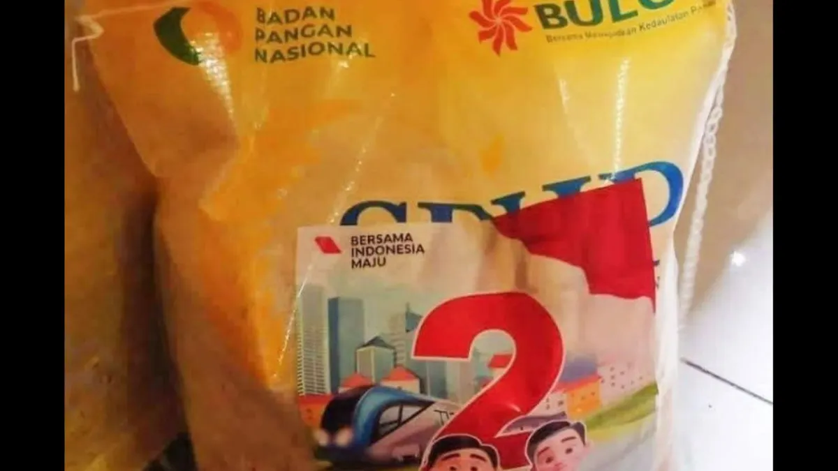Bansos Beras Bulog Berstiker Prabowo Subianto dan Ganjar Pranowo