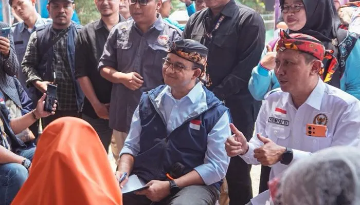 Anies Baswedan saat mendengarkan dan mencatat cerita teman-teman kelompok tani di Sukabumi, Jawa Barat.