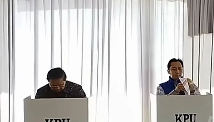 Presiden RI ke-6 Susilo Bambang Yudhoyono saat mencoblos Pemilu 2024